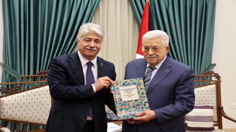 الرئيس محمود عباس، يتسلم التقرير السنوي الصادر عن المؤسسة الوطنية الفلسطينية للتمكين الاقتصادي، لعام 2025، وذلك خلال استقباله وفد مجلس أمناء المؤسسة برئاسة رئيس المجلس أحمد مجدلاني